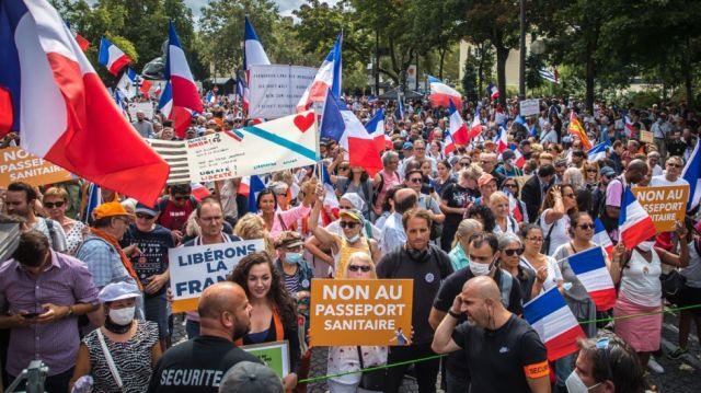 En Francia se manifiestan contra el pase COVID