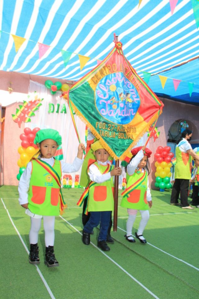Los niños con el estandarte.
