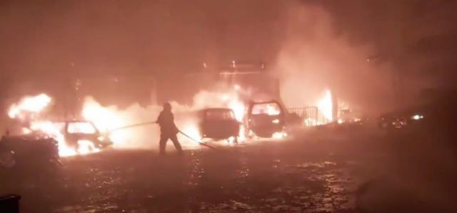 6 vehículos quedaron calcinados en incendio en un garaje de Tarija