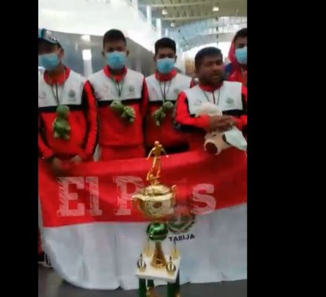 Con peluches y caravana, así recibieron a los campeones de futsal Sub-17 (Videos)