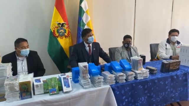 Educación entrega celulares a estudiantes de Tarija