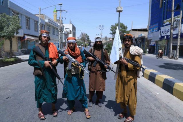 Talibanes luchan con la economía afgana en medio del caos