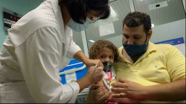 Cuba es el primer país del mundo en vacunar a niños de dos años contra el Covid-19