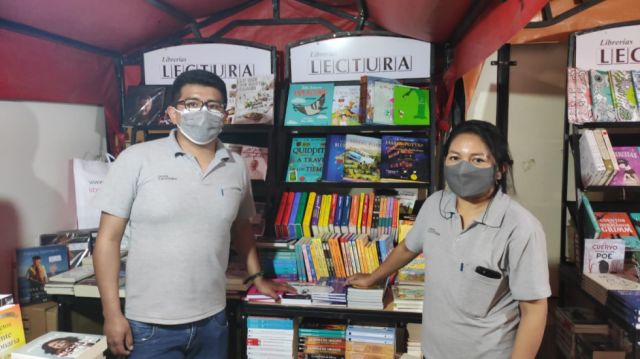 Sebastián y Eva en el puesto de Librerías Lectura.