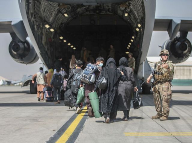 EEUU suspende los vuelos de evacuación desde Afganistán