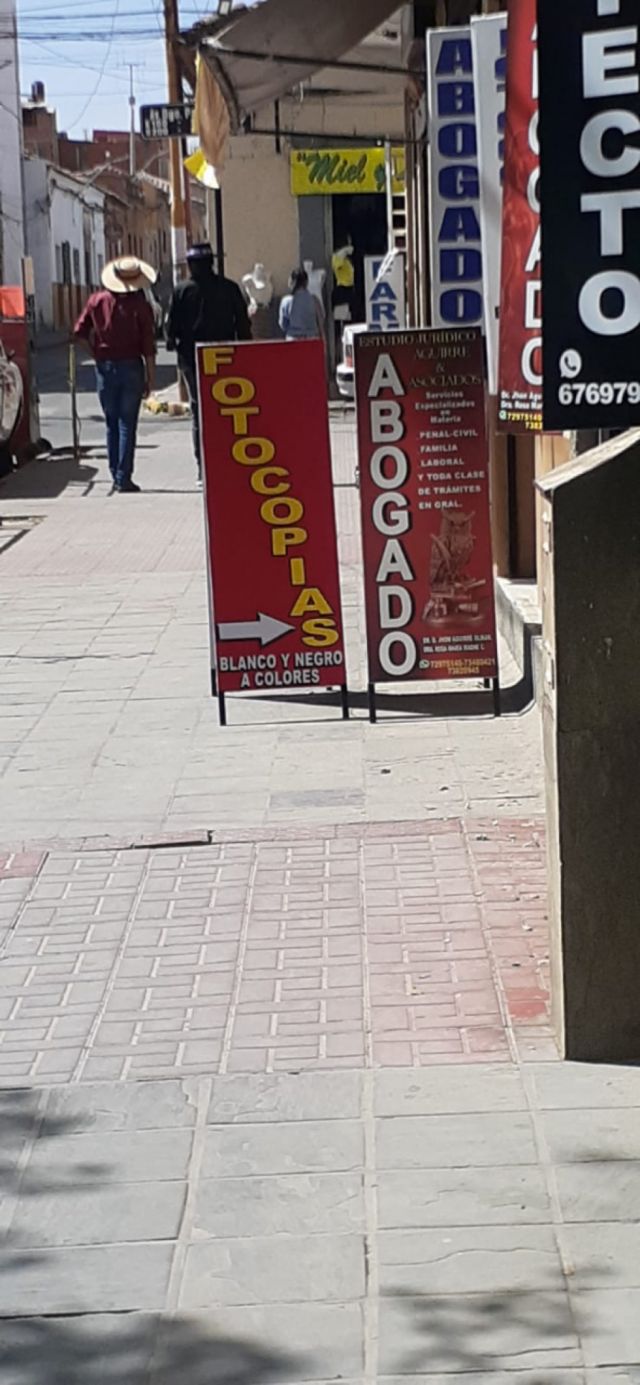 Letreros publicitarios se "comen"  la acera peatonal en Tarija 