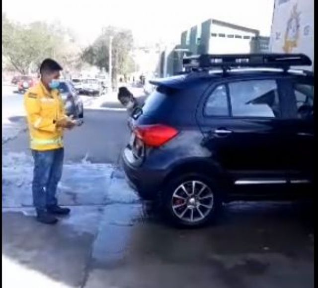 Bomberos Brasschaat Tarija lavan autos y venden sándwich para reparar sus vehículos  (Video)