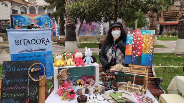 Liliana García con sus productos de Bitácora.