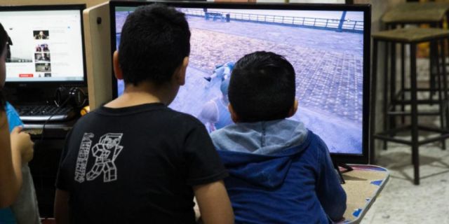 Escritores advierten sobre los daños del uso excesivo de los celulares y juegos cibernéticos 