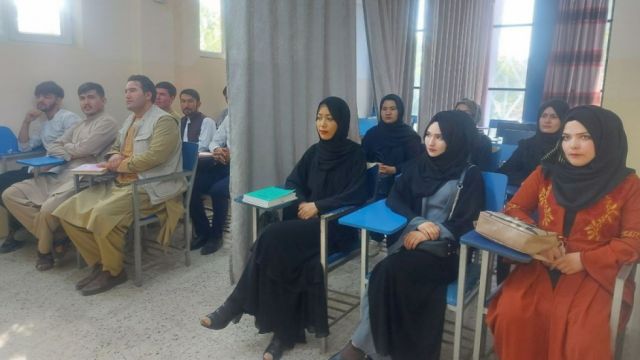Los talibanes dan a conocer las nuevas reglas para las mujeres en las universidades