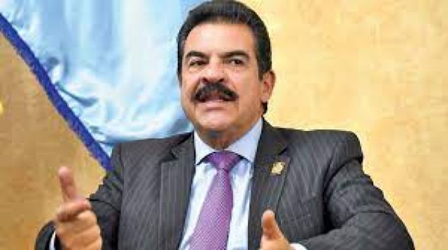 Manfred dice que continuará trabajando como alcalde pese a la presión del MAS
