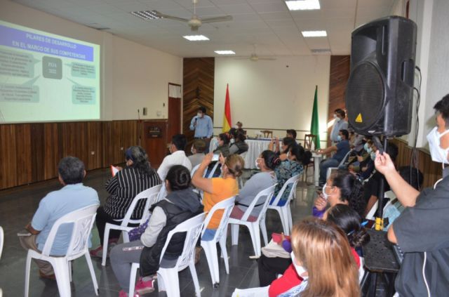 Campesinos observan POA de "ladrillo y cemento" en Yacuiba