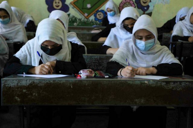 Algunas niñas afganas regresan a la escuela, otras aún esperan