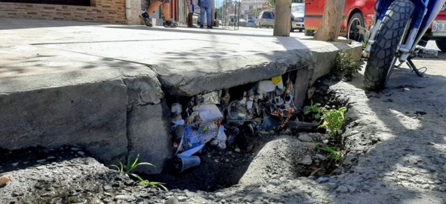 Vuelve el calor y malos olores a Tarija; Municipio limpia desagües