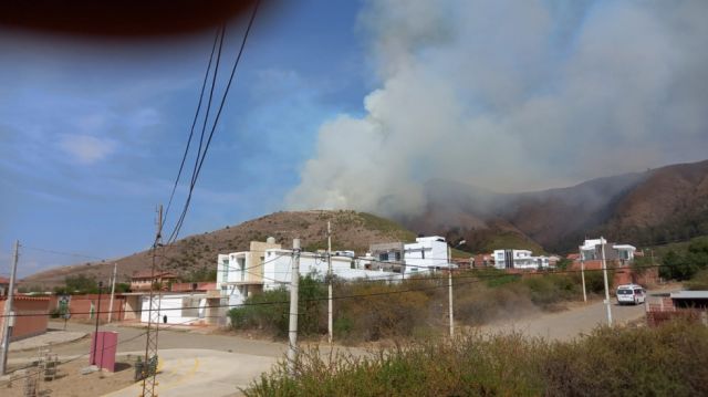 Policía, Bomberos y comunarios atienden incendio de magnitud en Tarija, aseguran que no hay riesgo para las viviendas