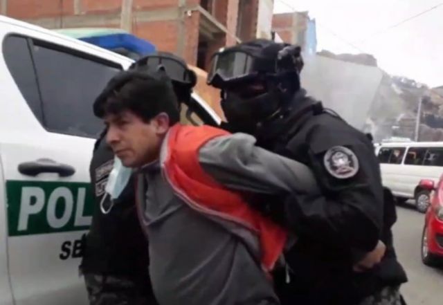 Policía gasifica y detiene a cocaleros y también a un periodista de Página Siete