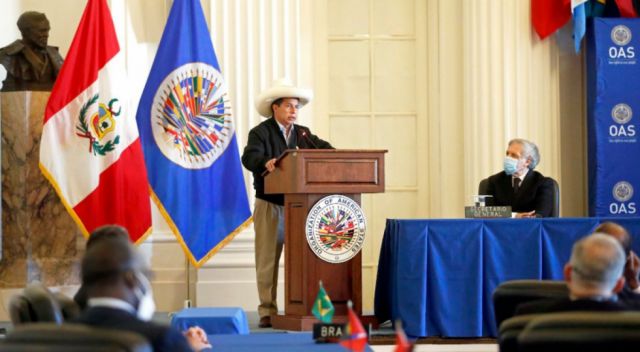 Castillo: tenemos corruptos hasta para exportar