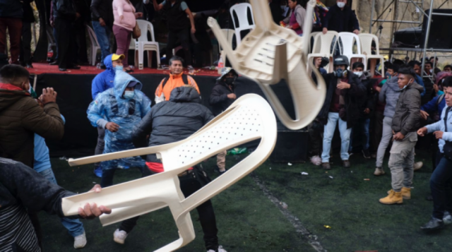Cocaleros se enfrentan a golpes y silletazos