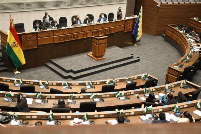 Diputados tratan ley que devuelve atribución de registro de empresas al Estado