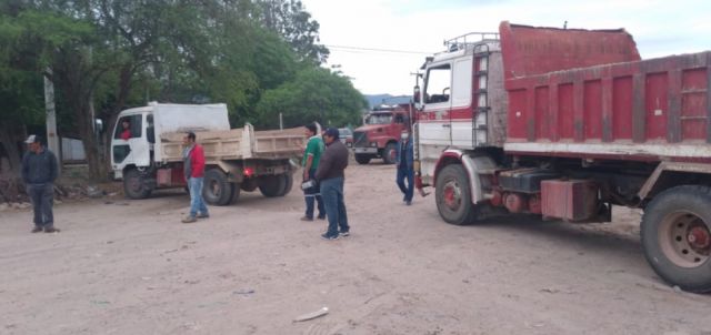 Transporte pesado impide el libre tránsito vehicular