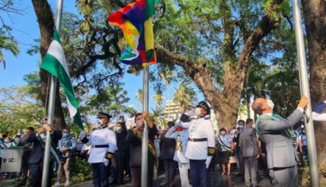 Polémica en Santa Cruz tras el acto de iza de bandera, quitaron la wiphala 