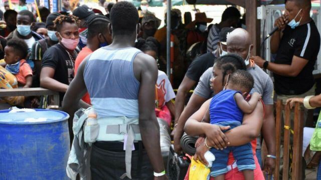 Migrantes haitianos en Colombia sopesan viaje a EEUU
