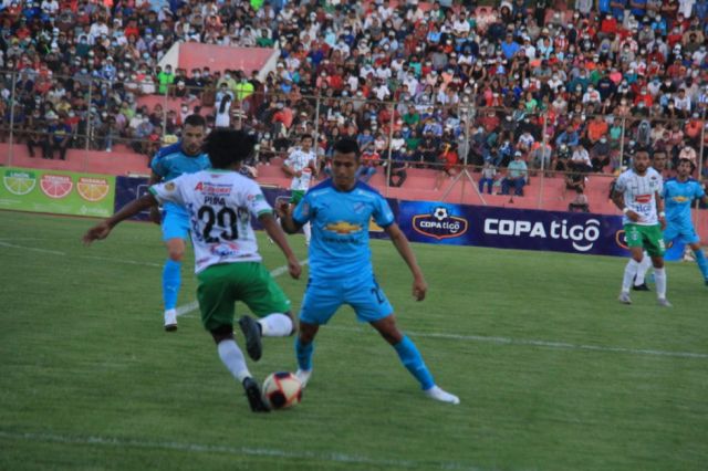 Un flojo Bolívar aprovechó su  jerarquía para ganar a Tomayapo