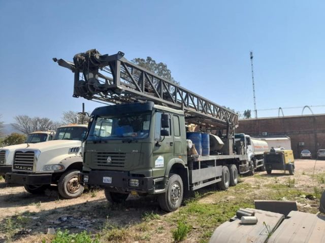 Mueven maquinaria para perforar pozos en el Chaco