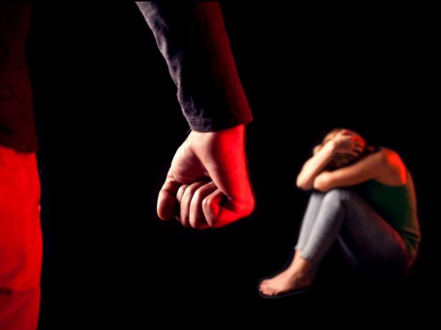 Mujer escapa de su ex que intentó  quemarla 
