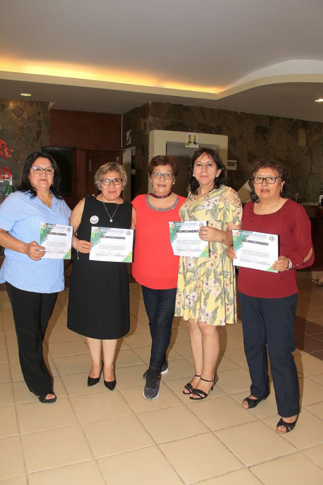 Distinciones a las maestras de mayor trayectoria. 