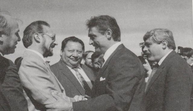 CON UNO DE SUS AMIGOS