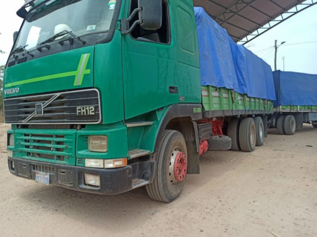 Comisan 8 camiones con granos y alimentos de contrabando en Tarija