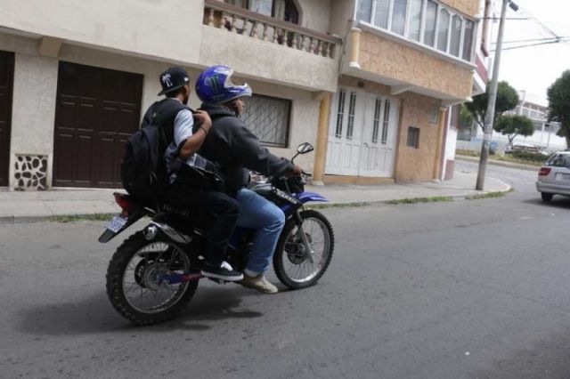 Motociclistas sin casco pagarán una multa de Bs 20