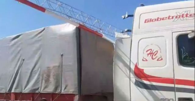 Conductor de camión rompe valla en la carretera a Tomatitas en Tarija