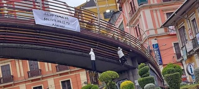 Carteles colgados en el centro paceño 