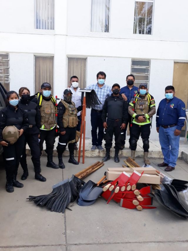 Bomberos voluntarios de Tarija reciben material de trabajo 
