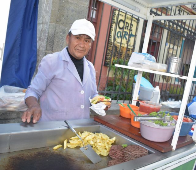 La venta de hamburguesas, el sustento de Marito por 40 años en Tarija