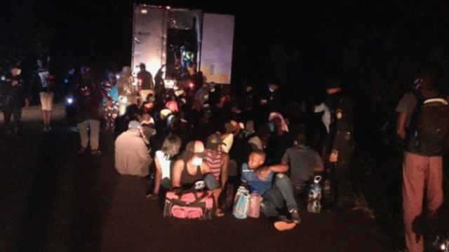 Rescatan a más de cien migrantes de un contenedor abandonado en Guatemala
