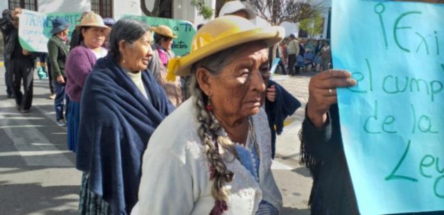 Adultos mayores de Tarija alistan un paro, rechazan reducción de la Canasta 
