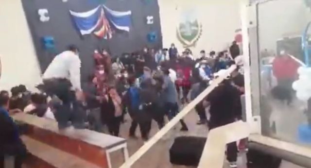 Entre sillazos y puñetes, así inició el Congreso del MAS en Tarija