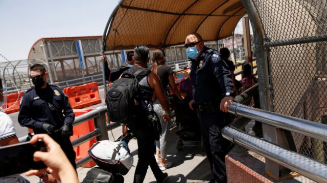 EEUU podría reanudar el programa 'Quédate en México'