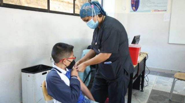Niños desde 6 años reciben vacuna Covid-19 en Ecuador