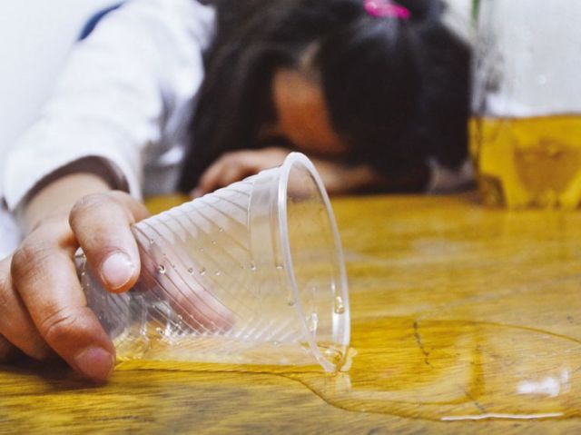 Tras excesivo consumo de alcohol, una joven murió en su departamento en Tarija