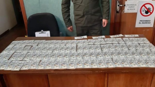 Policía encuentra mochila con más de $us 10 mil y lo devuelve a su propietario en La Paz