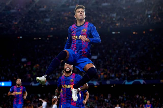 Piqué mantiene vivo al Barcelona en Champions