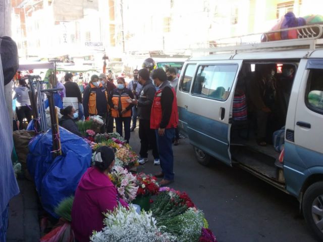 Notifican a vendedores para despejar las aceras en el mercado Campesino de Tarija