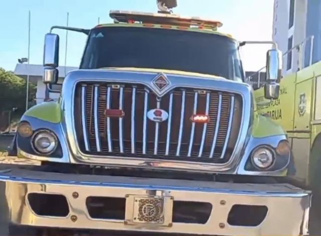 Aeropuerto de Tarija recibe carro bombero de 5.500 litros de capacidad de agua