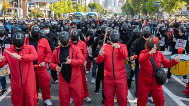 Trabajadores protestan vestidos con trajes de 'El juego del calamar' durante una huelga general en Corea del Sur (Video)