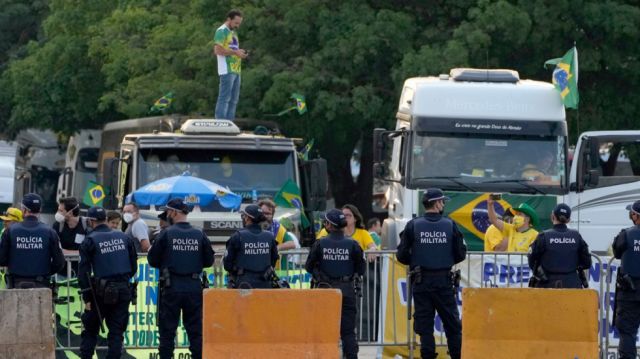 Camioneros en Brasil disuelven bloqueo