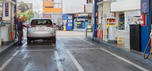 Lasso anuncia congelación de precios de combustibles